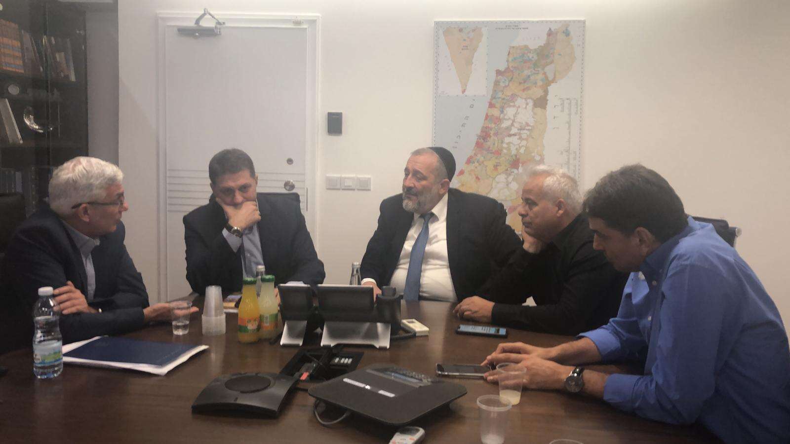 השר דרעי (במרכז) במהלך הפגישה שמנעה את השביתה ברשויות המקומיות ,