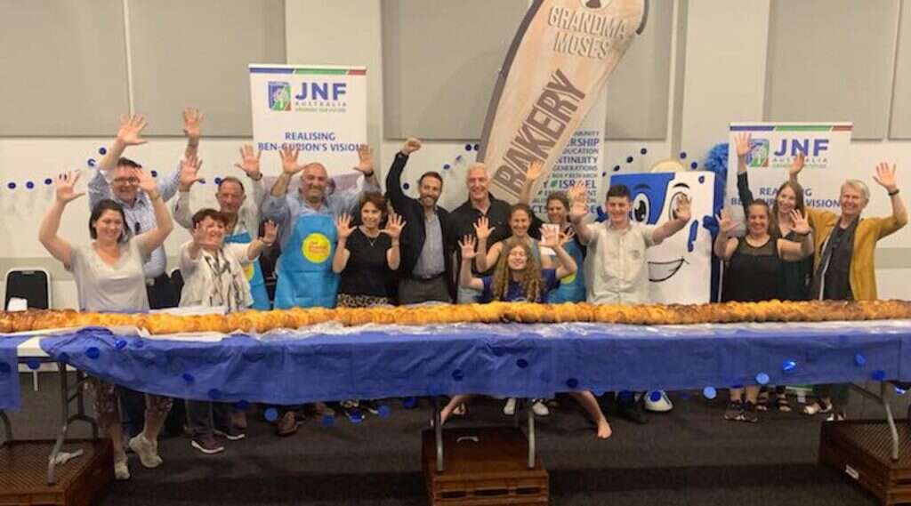 החלה ששברה את השיא, והאופים שמאחורי המלאכה // צילום: The Australian Jewish News/פייסבוק ,