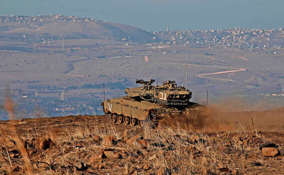 התגובה הישראלית מתאפיינת באיפוק. טנק ישראלי צופה על סוריה מהגבול בגולן // צילום: AFP , AFP