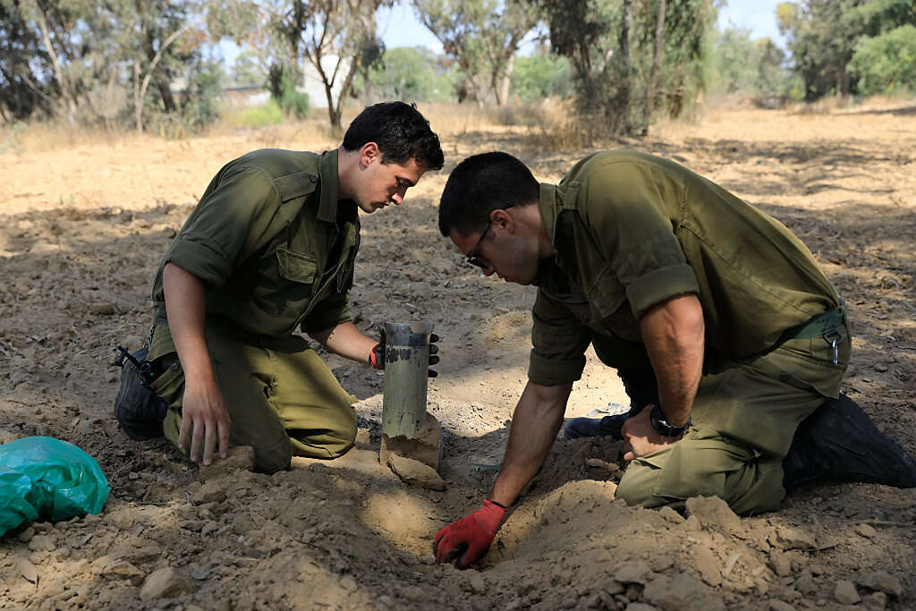 חיילים מפנים פצצת מרגמה בעוטף עזה // צילום ארכיון // חיילים מפנים פצצת מרגמה בעוטף עזה // צילום ארכיון ,
