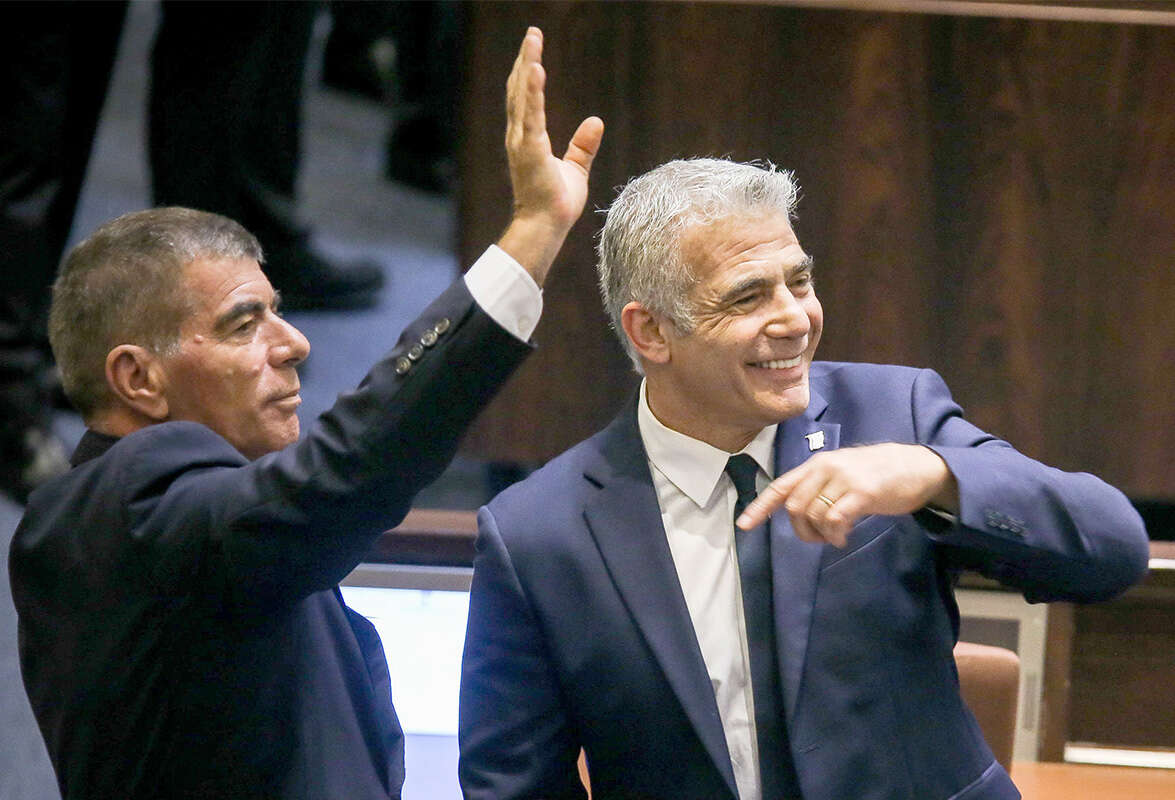 לפיד ואשכנזי בכנסת // צילום: אורן בן חקון ,