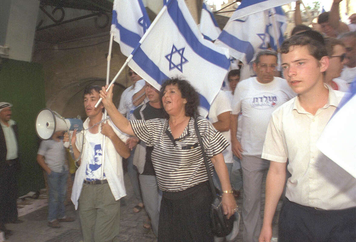 גאולה כהן בצעדת מחאה של "התחיה" ו"מולדת" בעיר העתיקה בירושלים (מאחור השר רחבעם זאבי ז"ל), 1989 // צילום: צביקה ישראלי/לע"מ // גאולה כהן בצעדת מחאה של "התחיה" ו"מולדת" בעיר העתיקה בירושלים (מאחור השר רחבעם זאבי ז"ל), 1989 ,