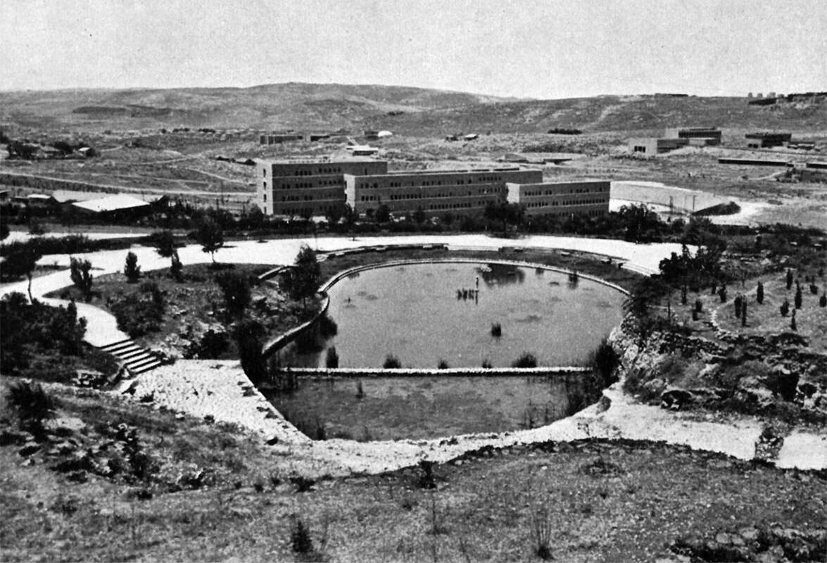 בניית קריית הממשלה בירושלים, שנות ה־50 // צילום: באדיבות "נתיבי ישראל" (מ.ע.צ.) // בניית קריית הממשלה בירושלים, שנות ה־50 ,