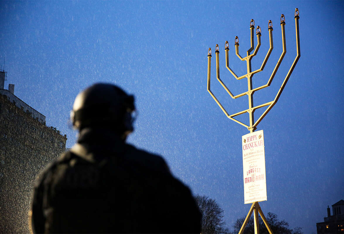 קיומו של משאב שנאה מהסוג האנטישמי הוא פשוט נתון. שוטר ממשטרת ניו יורק לצד חנוכייה בברוקלין, השבוע // צילום: רויטרס // קיומו של משאב שנאה מהסוג האנטישמי הוא פשוט נתון. שוטר ממשטרת ניו יורק לצד חנוכייה בברוקלין, השבוע ,