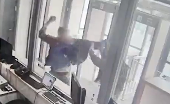 תיעוד ניסיון הפיגוע // צילום: מתוך סרטון דוברות המשטרה ,