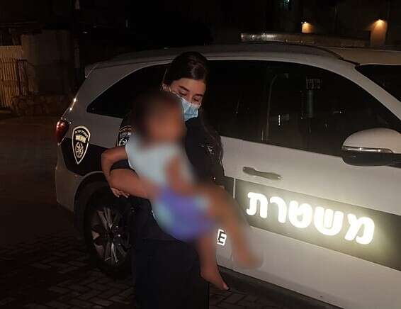 השוטרים מסרו את התינוקת לבן משפחה // צילום: דוברות המשטרה