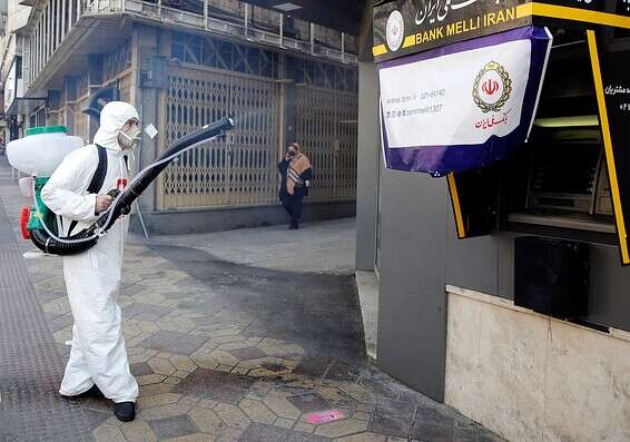 מטהרים את הרחובות בטהרן // צילום: אי.פי.איי