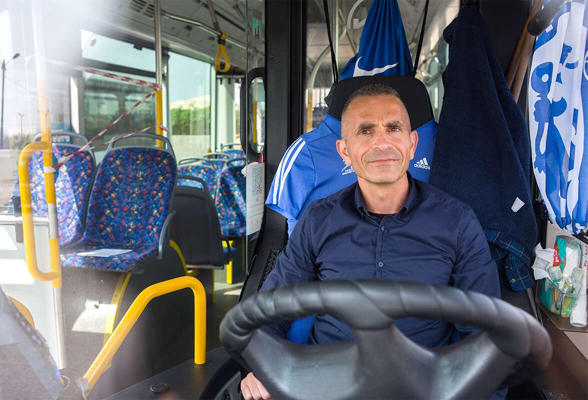 ימים שלמים הוא הוא מתאפק לא להשתעל. ארז מזרחי // צילום: איתיאל ציון ,