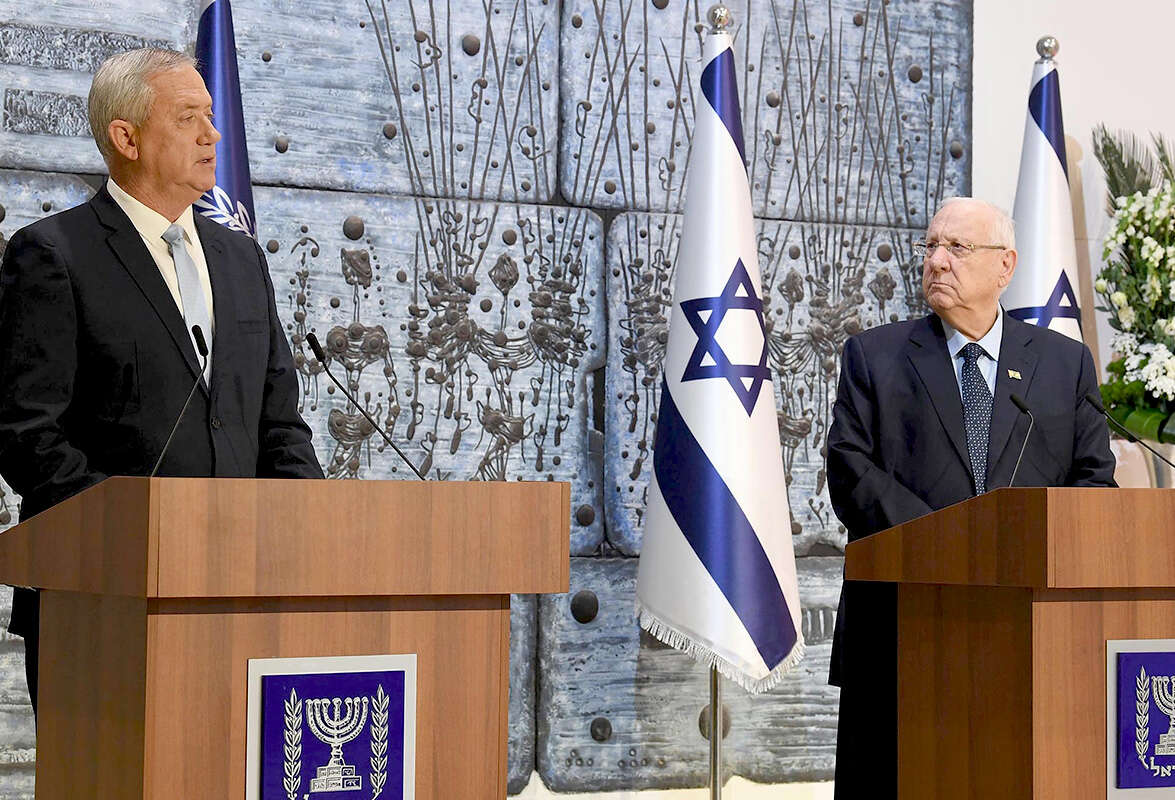 את המנדט שקיבל הפעם, הוא לא ימהר להחזיר. גנץ והנשיא ריבלין // צילום: מארק ניימן / לע"מ // את המנדט שקיבל הפעם, הוא לא ימהר להחזיר. גנץ והנשיא ריבלין ,