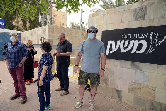 משפחותיהם של דיירי בית האבות "משען" בב"ש מפגינות מחוץ למקום // צילום: דודו גרינשפן
