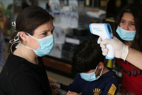 בדיקת חום במרחב הציבורי // צילום: יהונתן שאול