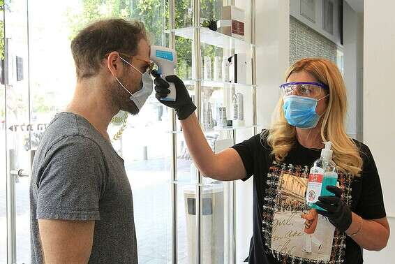 מדידות חום בבתי עסק, בבתי ספר יסתפקו בהצהרת בריאות // צילום: קוקו