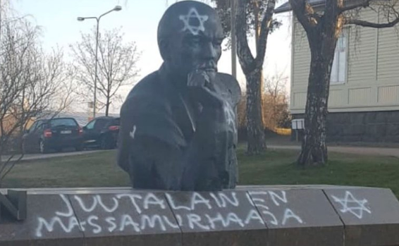 הושחת פסלו של לנין // צילום: מתוך טוויטר ,