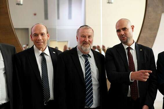 השר אוחנה, היועמ"ש מנדלבליט והמבקר אנגלמן // צילום: יוסי זליגר