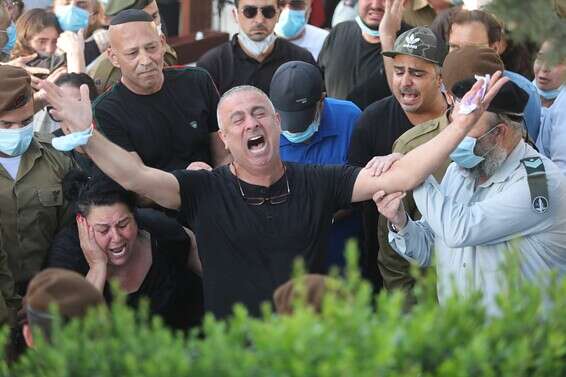 זעקות השבר על הקבר הטרי // צילום: גדעון מרקוביץ'