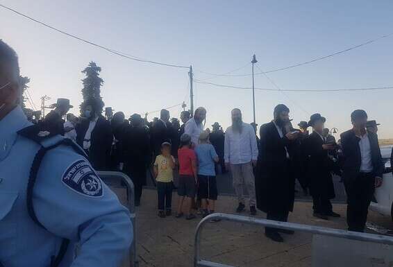 חדירה לחצרות פרטיים בדרך לקבר הרשב"י // צילום: דוברות המשטרה