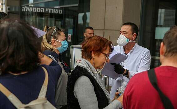 תור ללשכת התעסוקה במהלך משבר הקורונה // צילום: יהושע יוסף
