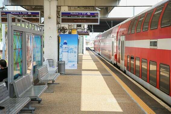 מאות אלפים תלויים בה. הרכבת מושבתת // צילום ארכיון: יהושע יוסף