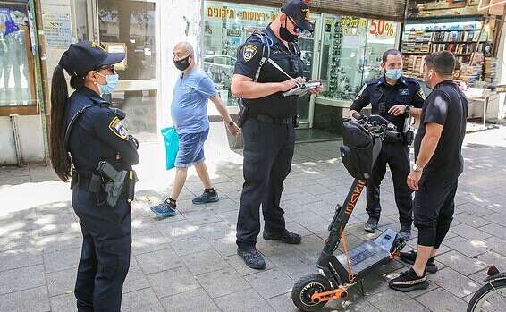 אזרח נקנס לאחר שלא חבש מסכה, אתמול בתל אביב // צילום: יהושע יוסף