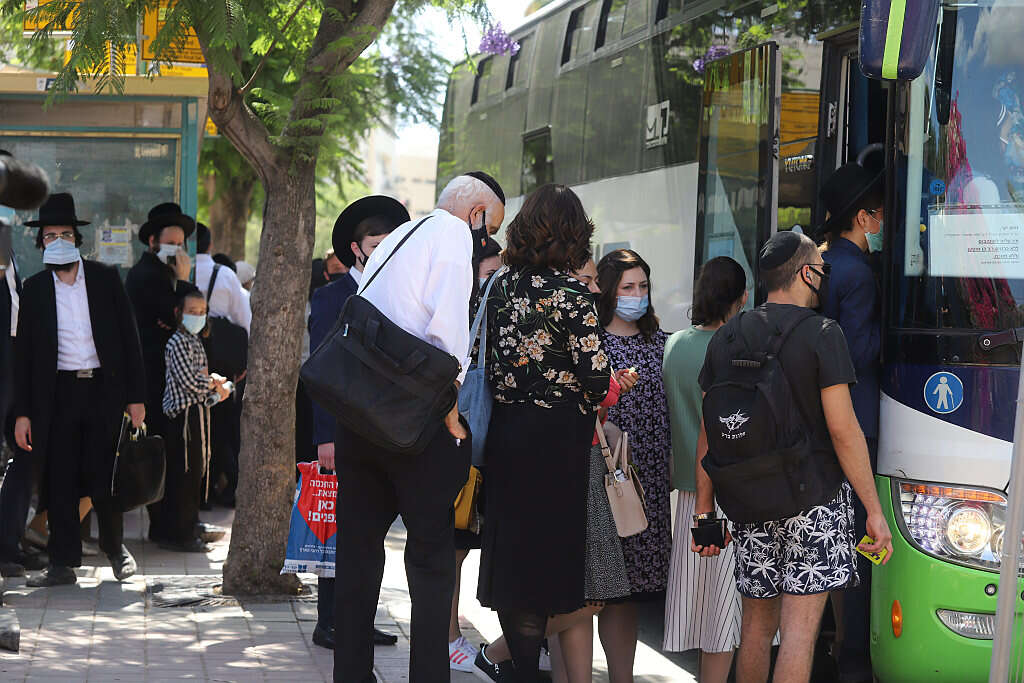 אזרחים עולים על אוטובוס באלעד// צילום: יהונתן שאול // אזרחים עולים על אוטובוס באלעד// צילום: יהונתן שאול ,