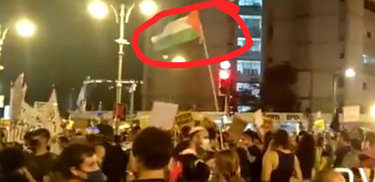 מפגין מניף את דגל אש"ף בירושלים // מפגין מניף את דגל אש"ף בירושלים ,