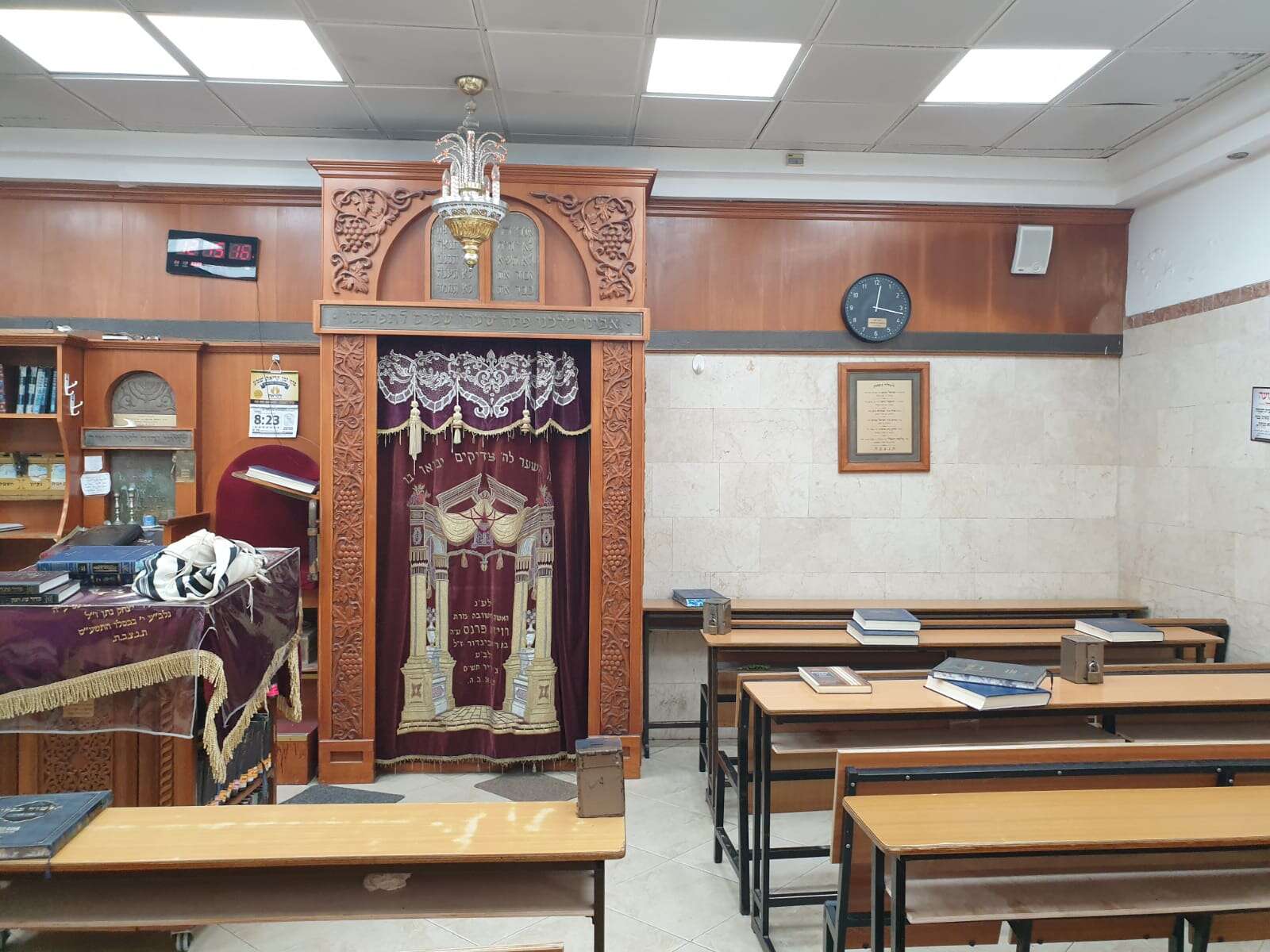 הגבאים לא עמדו בהנחיות. בית הכנסת הגדול הישן בבני ברק, היום // הגבאים לא עמדו בהנחיות. בית הכנסת הגדול הישן בבני ברק, היום ,