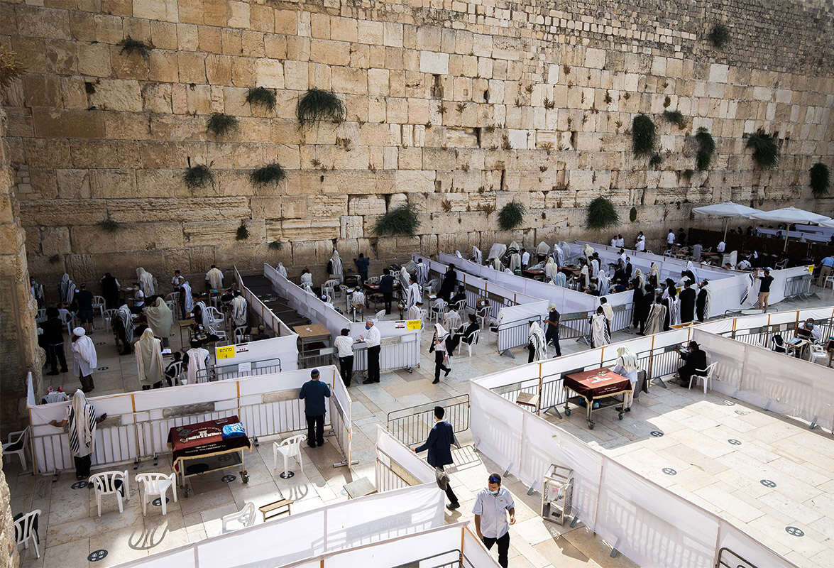 צילום: אורן בן חקון // מתפללים בכותל, אתמול ,