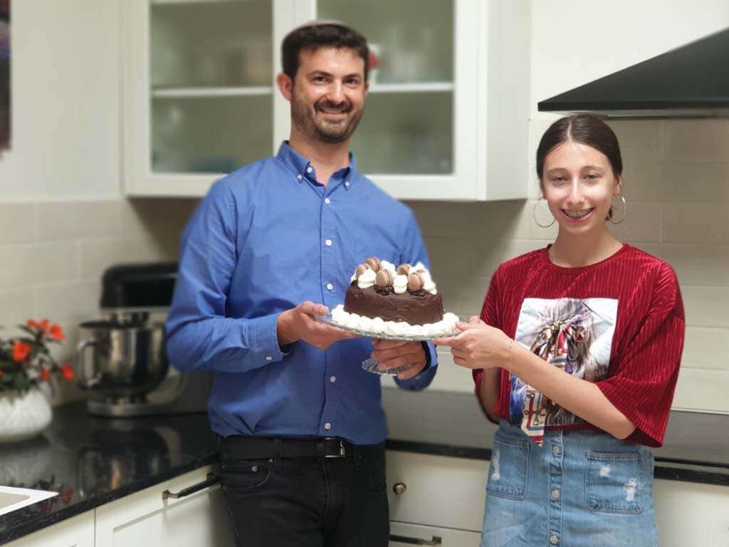 צילום: אלבום פרטי // אריה ועדי מציגים בגאווה עוגה יפה וטעימה ,