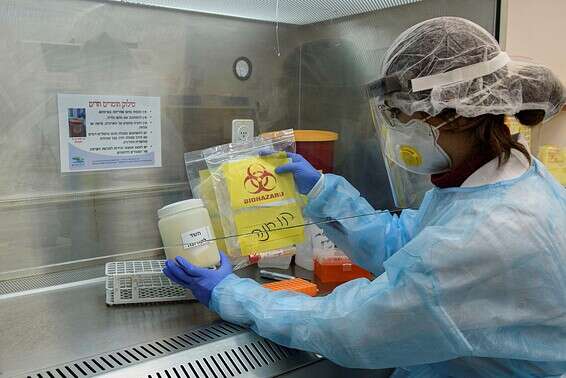 מעבדה לבדיקות קורונה //  צילום: אייל מרגולין - ג׳יני
