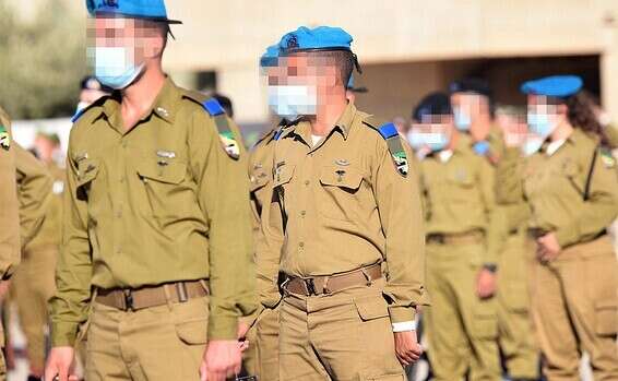 יש מחיר להימצאות "כל הביצים באותו סל". חיילים בטקס בבה"ד 1 // צילום: דודו גרינשפן - אילוסטרציה