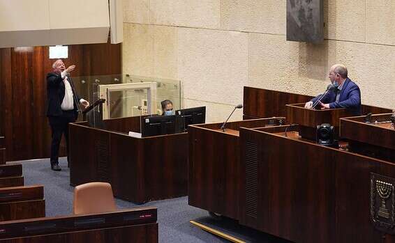 עימות בין שר המשפטים ניסנקורן (מימין) לשר אמסלם // צילום: דוברות הכנסת-יהונתן סמייה // עימות בין שר המשפטים ניסנקורן (מימין) לשר אמסלם ,