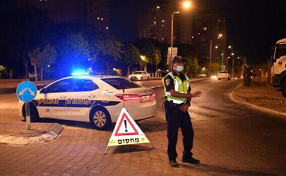 מחסום בכניסה לשכונת השחמון באילת עליה הוטל סגר, שלשום // צילום: יהודה בן יתח // מחסום בכניסה לשכונת השחמון באילת עליה הוטל סגר, שלשום ,
