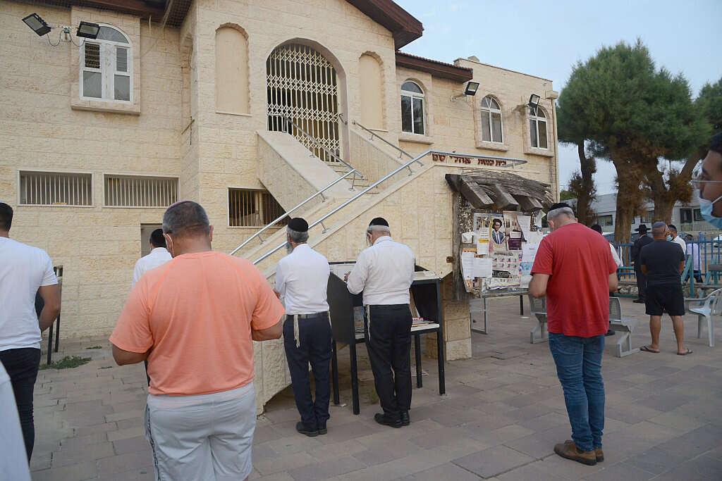מתפללים שומרים על ההנחיות בנתיבות // צילום: דודי גרינשפן // מתפללים שומרים על ההנחיות בנתיבות // צילום: דודי גרינשפן ,