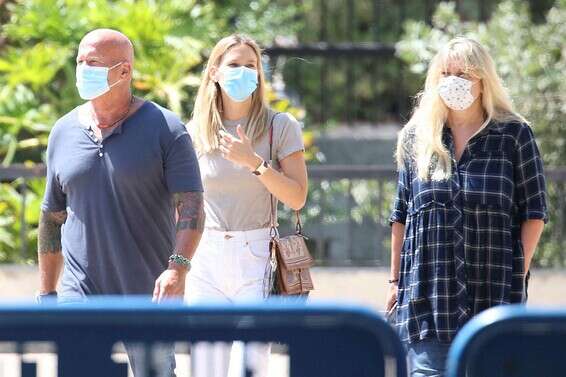 בר רפאלי והוריה, ציפי ורפי, מגיעים לבית משפט השלום בתל אביב, היום // צילום: קוקו