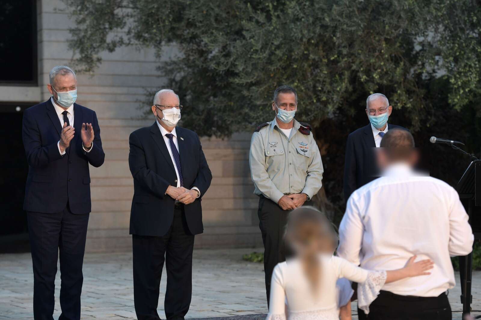 א' מהמוסד // צילום: קובי גדעון - לע"מ // א' מהמוסד מקבל את הפרס. "הפגין כישרון יוצא דופן" ,