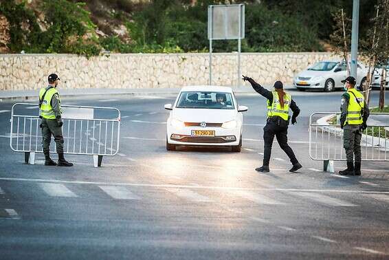 המצב חמור. שוטרים אוכפים סגר בשכונת רמות בירושלים // צילום: אורן בן חקון