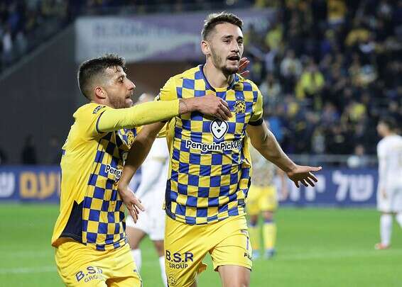 עומר אצילי ודור מיכה במדי מכבי תל אביב, במשחק מול מ.ס. אשדוד, בינואר // צילום: דני מרון