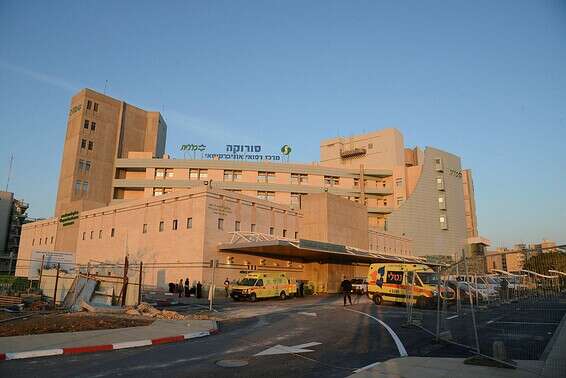 בית החולים סורוקה. הסב שוהה לצד מיטת התינוק // צילום: דודו גרינשפן 