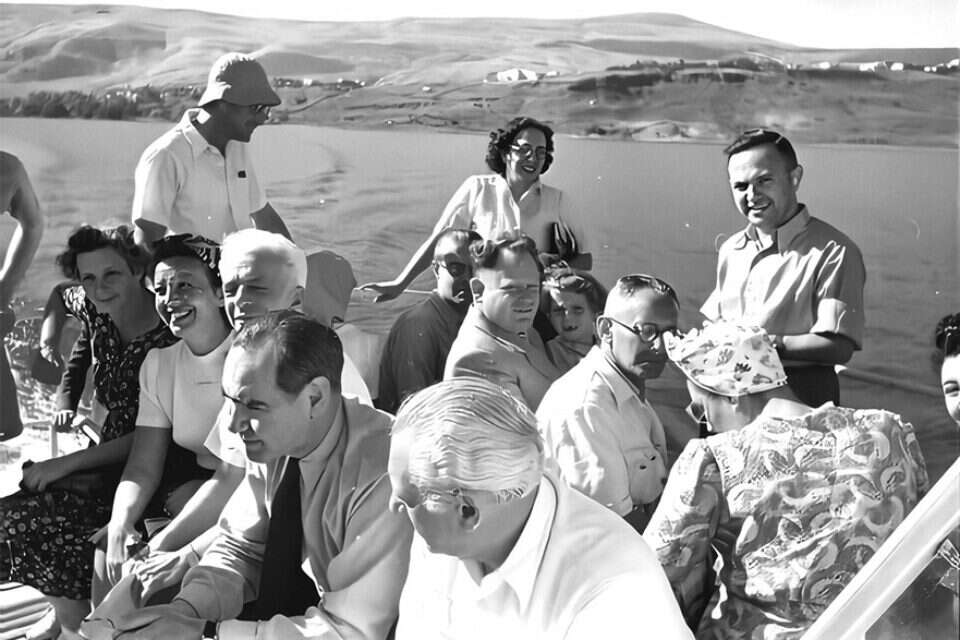 תיירים מחו"ל בשיט בכנרת, 1951 , מאוסף אופנהיים, אתר "ביתמונה"