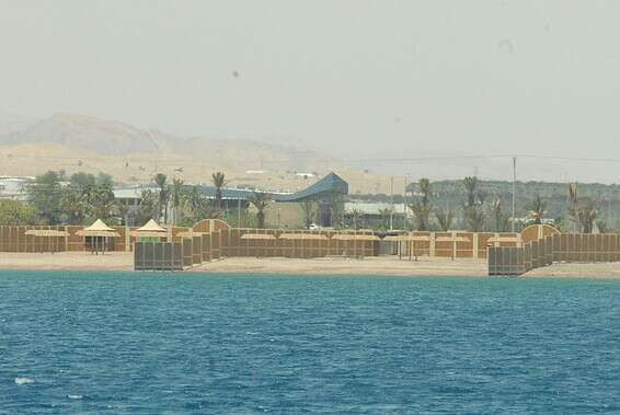 חצי מונגש זה לא מונגש. החוף הנפרד באילת // צילום: רן שאולי