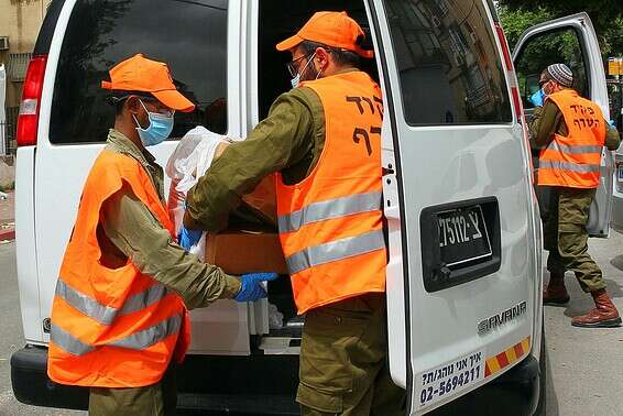 מתחם חלוקת מזון וציוד בבני ברק // צילום: קוקו