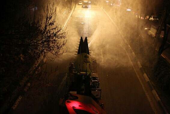 חיטוי רחובות בטהרן // צילום:איי.אף.פי