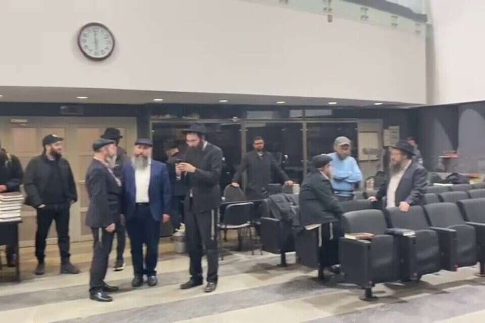 מתפללים בבית הכנסת המרכזי בדיינפר , צילום מסך מתוך הסרטון