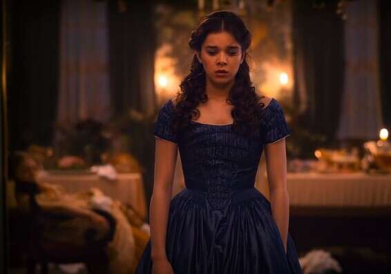 היילי סטיינפלד ב"דיקנסון" // צילום מסך