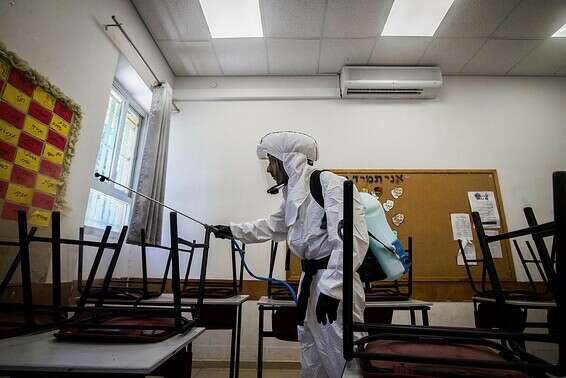 חיטוי כיתות בגימנסיה העברית // צילום: אורן בן חקון