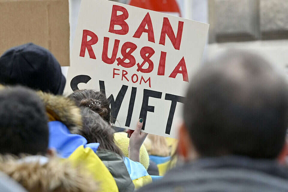 מפגינים באירופה קוראים להסיר את רוסיה מ-SWIFT , AFP