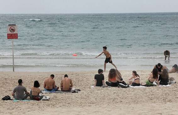 אנשים בחוף הים בשבת // צילום: גדעון מרקוביץ' 