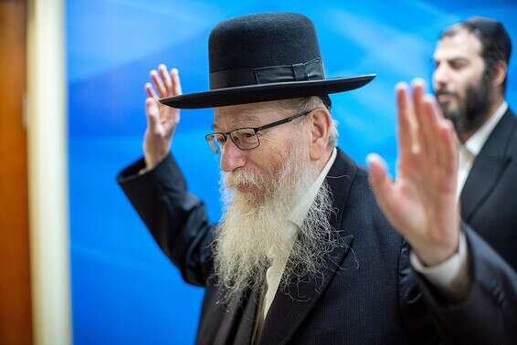 יוצא מישיבת ממשלה // צילום: אמיל סלמן