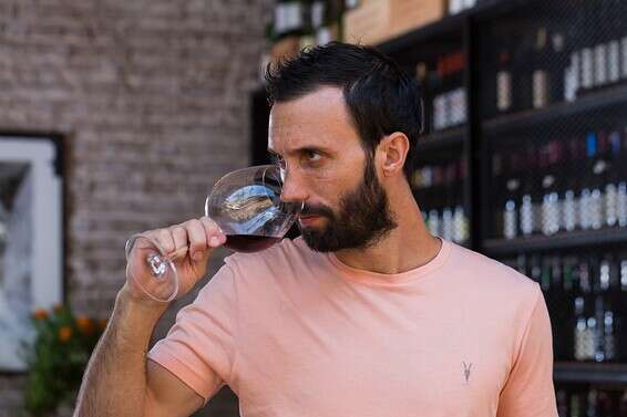 זוכר שמחת טעמים ראשונים שנמזגו אז לכוס חייו, שמאז הלכה והעצימה. דניאל ליפשיץ // צילום: איתיאל ציון