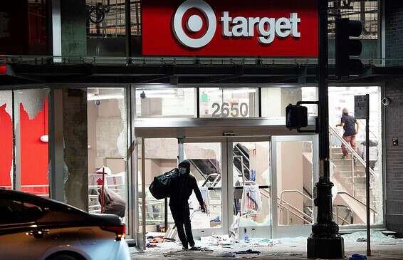 סניף "טרגט" בקליפורניה לאחר שנפרץ ונבזז // צילום: אי.פי
